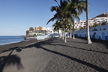 Spain, Canary Islands, La Palma, People on beach - SIEF002340