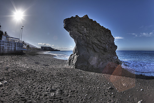 Spanien, Kanarische Inseln, La Palma, Blick auf Lavagestein am Strand - SIEF002345