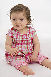 Lächelnd auf einer Babydecke sitzendes kleines Mädchen - SMOF000466