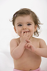 Baby-Mädchen mit Finger im Mund, Porträt - SMOF000472