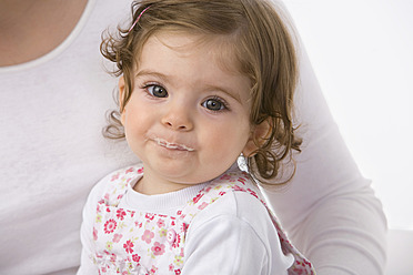 Baby Mädchen mit Babynahrung um den Mund - SMOF000491