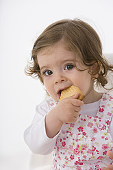 Kleines Mädchen isst Keks, Nahaufnahme - SMOF000498