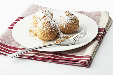 Aprikosenknödel in Teller auf weißem Hintergrund - MAEF004433