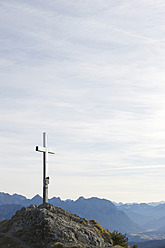 Deutschland, Bayern, Blick auf Gipfelkreuz mit Bergen - MIRF000358