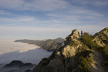 Deutschland, Bayern, Walchensee Region, Wanderer auf Berg - MIRF000364