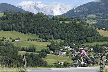 Österreich, Salzburger Land, Mittlere erwachsene Frau fährt Fahrrad - DSF000258
