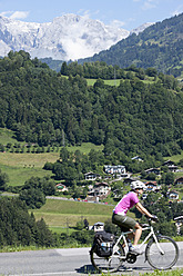 Österreich, Salzburger Land, Mittlere erwachsene Frau fährt Fahrrad - DSF000259