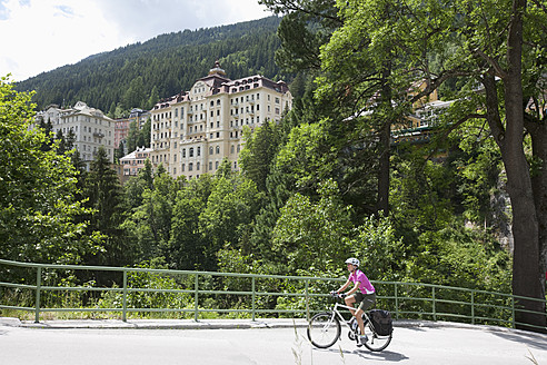 Österreich, Salzburger Land, Mittlere erwachsene Frau fährt Fahrrad - DSF000261