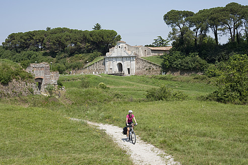 Italien, Mittlere erwachsene Frau fährt Fahrrad - DSF000277