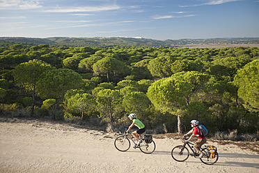 Spanien, Andalusien, Mann und Frau fahren Fahrrad auf Feldweg - DSF000290