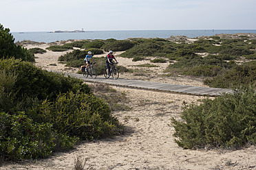 Spanien, Andalusien, Mann und Frau radeln auf der Promenade - DSF000273