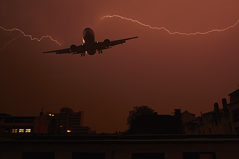Deutschland, Offenbach, Blick auf Blitze mit Flugzeug - THF001172
