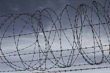 Israel, Jerusalem, View of razor wire - THF001193