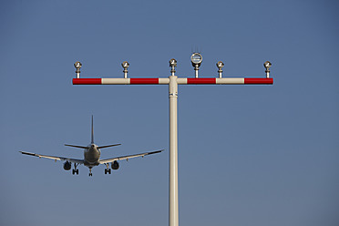 Deutschland, Frankfurt, Landung eines Flugzeugs auf dem Flughafen - THF001147