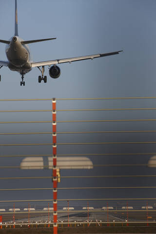 Deutschland, Frankfurt, Landung eines Flugzeugs auf dem Flughafen, lizenzfreies Stockfoto