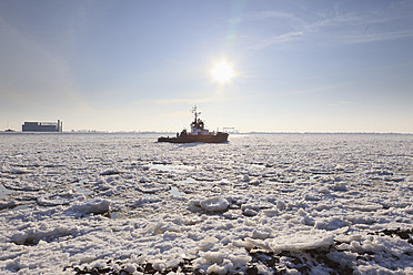 Deutschland, Hamburg, Blick auf die eisbedeckte Elbe - MSF002659