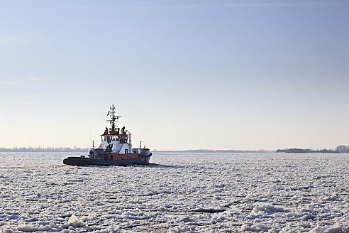 Deutschland, Hamburg, Trawler auf eisbedeckter Elbe - MSF002658