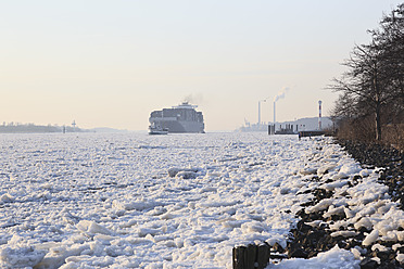 Germany, Hamburg, View of ice covered River Elbe - MSF002657