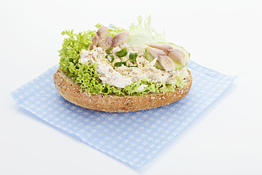 Forellenfilet-Tartar-Sandwich auf Serviette, Nahaufnahme - MAEF004468