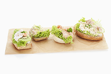 Krabben- und Forellenfilet-Tartar-Sandwiches auf Papier - MAEF004471