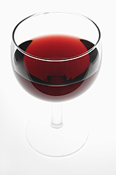 Glas Rotwein auf weißem Hintergrund - TCF002200