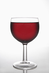 Glas Rotwein auf weißem Hintergrund - TCF002199