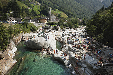 Schweiz, Menschen beim Baden im Verzasca-Fluss - GWF001722