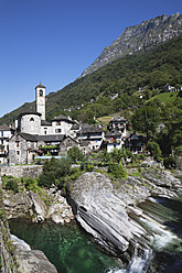 Schweiz, Blick auf das Dorf Lavertezzo - GWF001720