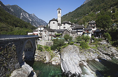 Schweiz, Blick auf das Dorf Lavertezzo - GWF001718