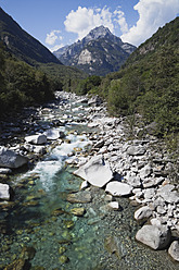 Schweiz, Tessin, Blick auf den Verzasca-Fluss - GWF001716