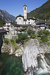 Schweiz, Blick auf das Dorf Lavertezzo - GWF001715