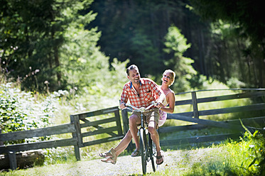 Österreich, Land Salzburg, Paar fährt Fahrrad - HHF003937