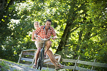 Österreich, Land Salzburg, Paar fährt Fahrrad - HHF003938