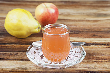 Quitten- und Apfelkonfitüre im Glas mit Früchten, Nahaufnahme - GWF001710