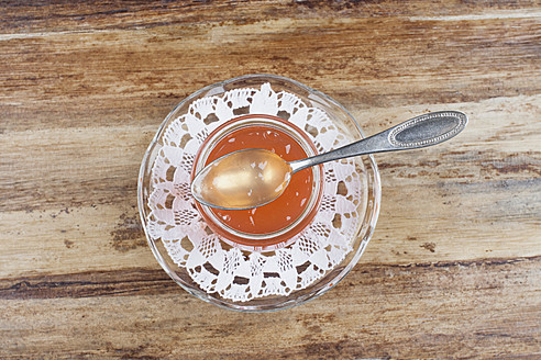 Quittenmarmelade im Glas auf dem Tisch - GWF001708