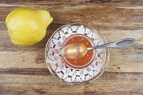 Quittenmarmelade im Glas mit Früchten auf dem Tisch - GWF001707