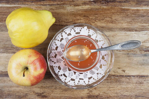 Quitten- und Apfelkonfitüre im Glas mit Obst auf dem Tisch, lizenzfreies Stockfoto
