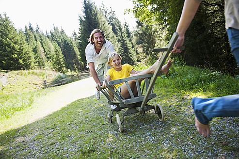 Österreich, Land Salzburg , Familie mit Planwagen - HHF003979