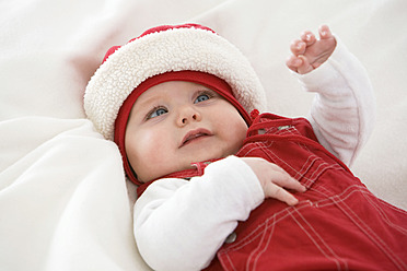 Kleines Mädchen auf Babydecke liegend - SMOF000511