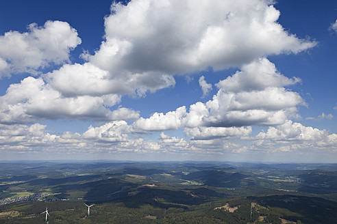 Europa, Deutschland, Nordrhein-Westfalen, Blick auf Windmühle im Wald - CSF015867