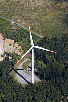 Europa, Deutschland, Nordrhein-Westfalen, Blick auf Windmühle im Wald - CSF015866