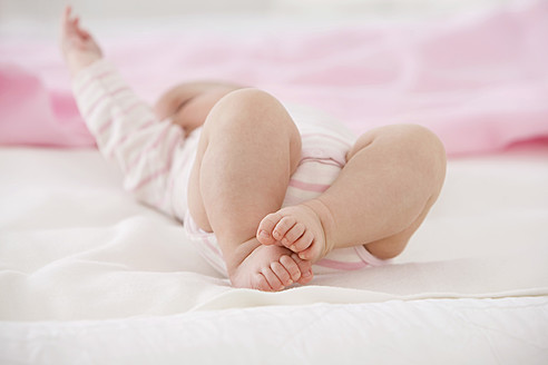 Schlafendes Mädchen auf Babydecke - SMOF000523