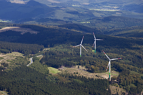 Europa, Deutschland, Nordrhein-Westfalen, Blick auf Windmühle im Wald - CSF015865