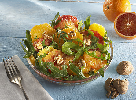 Orangen-Rucola-Salat im Teller garniert mit Walnuss - JLF000365