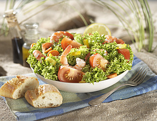 Shrimp, vegetable and salad in plate with bread, close up - JLF000363