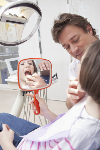 Deutschland, Bayern, Zahnarzt bei der Untersuchung eines Patienten, lizenzfreies Stockfoto