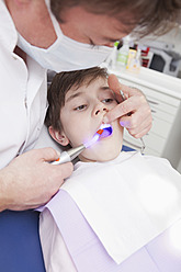 Deutschland, Bayern, Zahnarzt bei der Untersuchung eines Patienten - MAEF004498