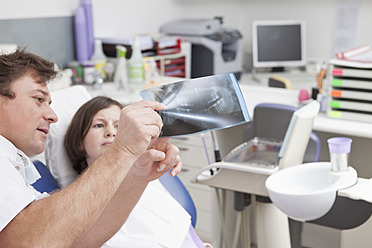 Germany, Bavaria, Patient and doctor looking at x-ray - MAEF004509