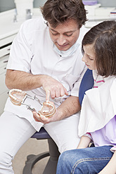 Deutschland, Bayern, Patient und Arzt beim Betrachten von Zahnersatz - MAEF004510
