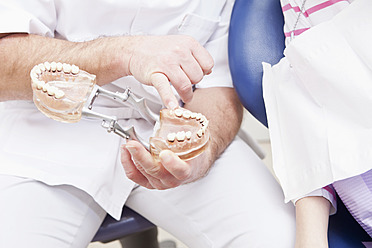 Germany, Bavaria, Patient and doctor with dentures - MAEF004503